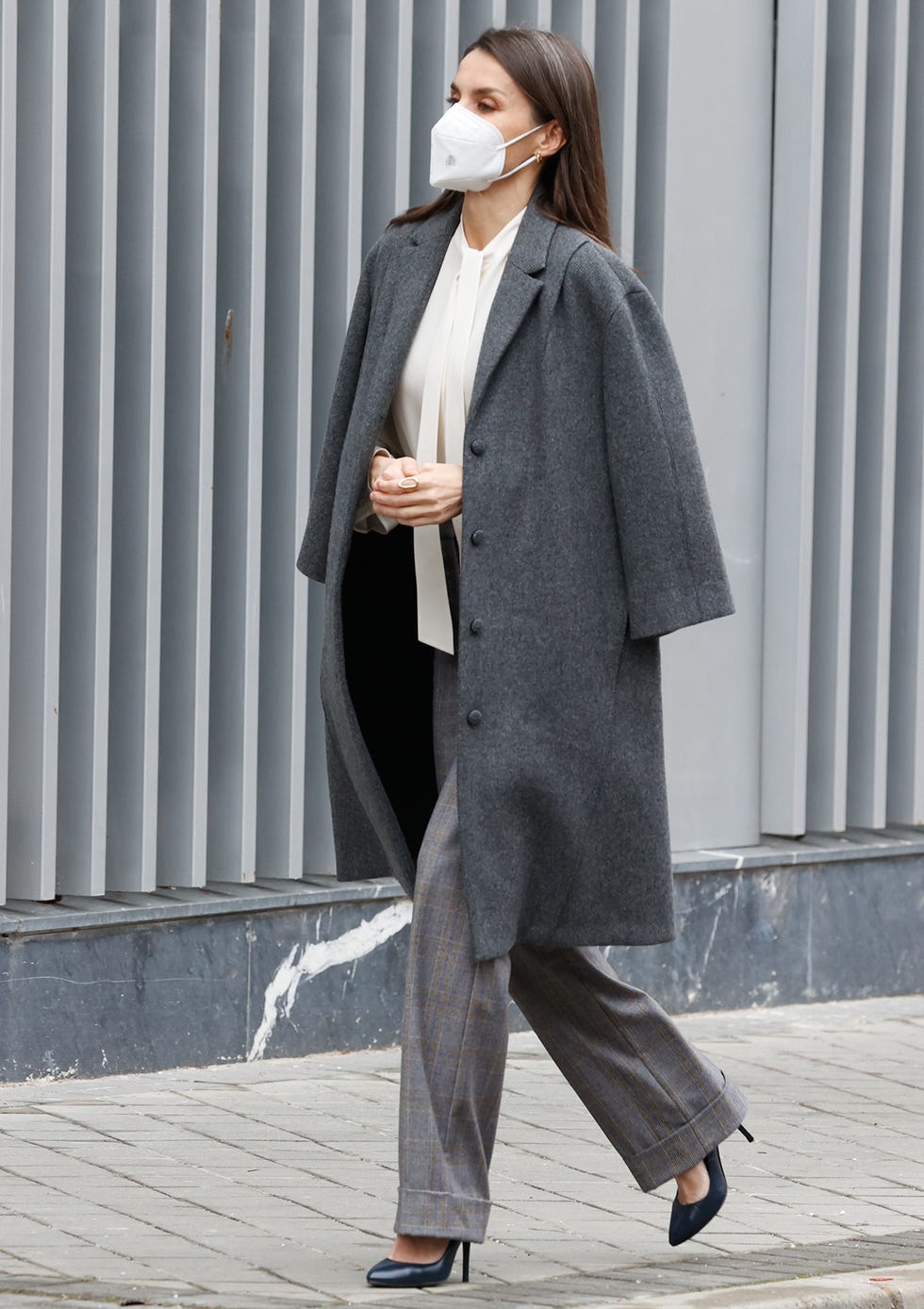 letizia triunfa con un pantalón, de massimo dutti, que estrenó en 2017