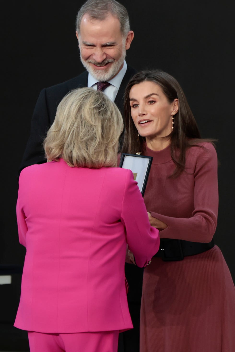 terelu campos tiene un momento intimo con los reyes felipe y letizia al recoger la medalla de oro postuma al merito en las bellas artes de maria teresa campos