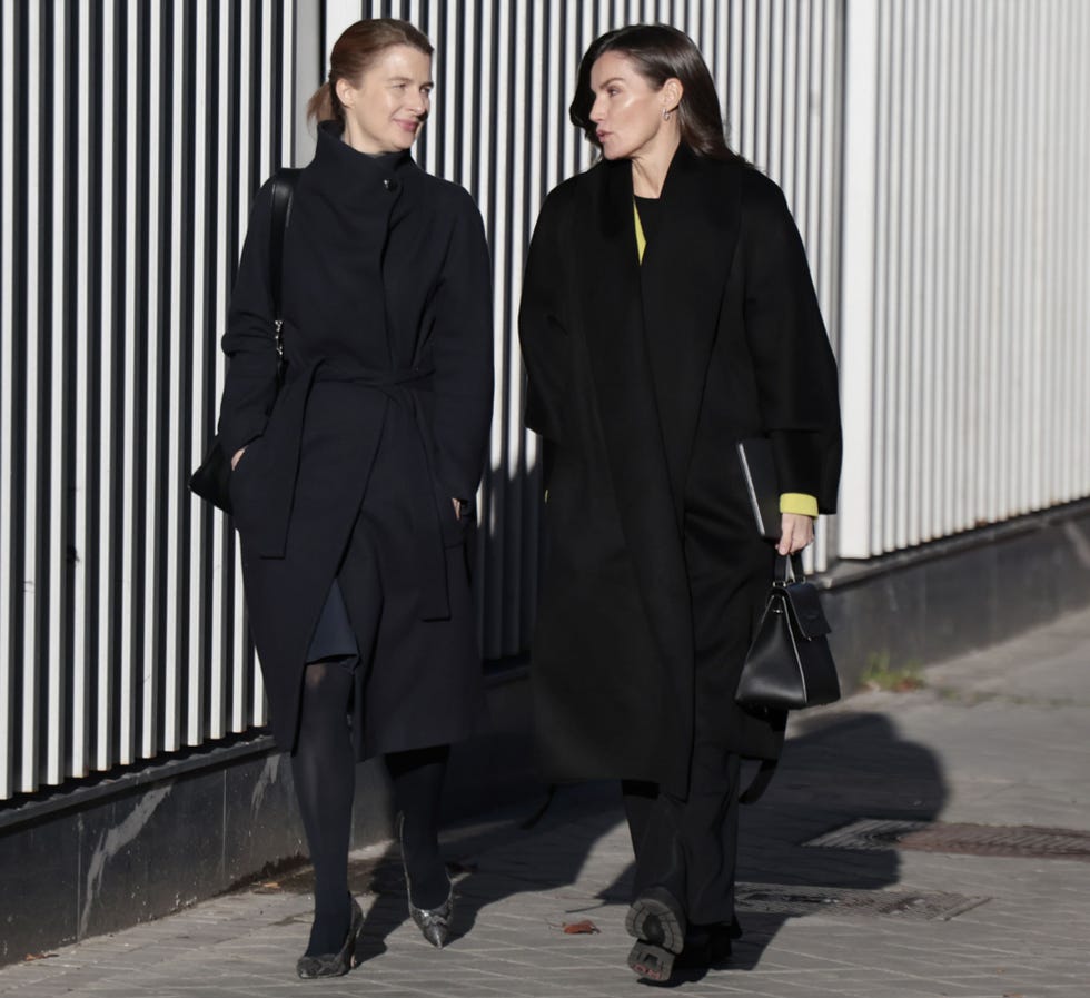 la reina y mano derecha en una reunion de trabajo de aecc