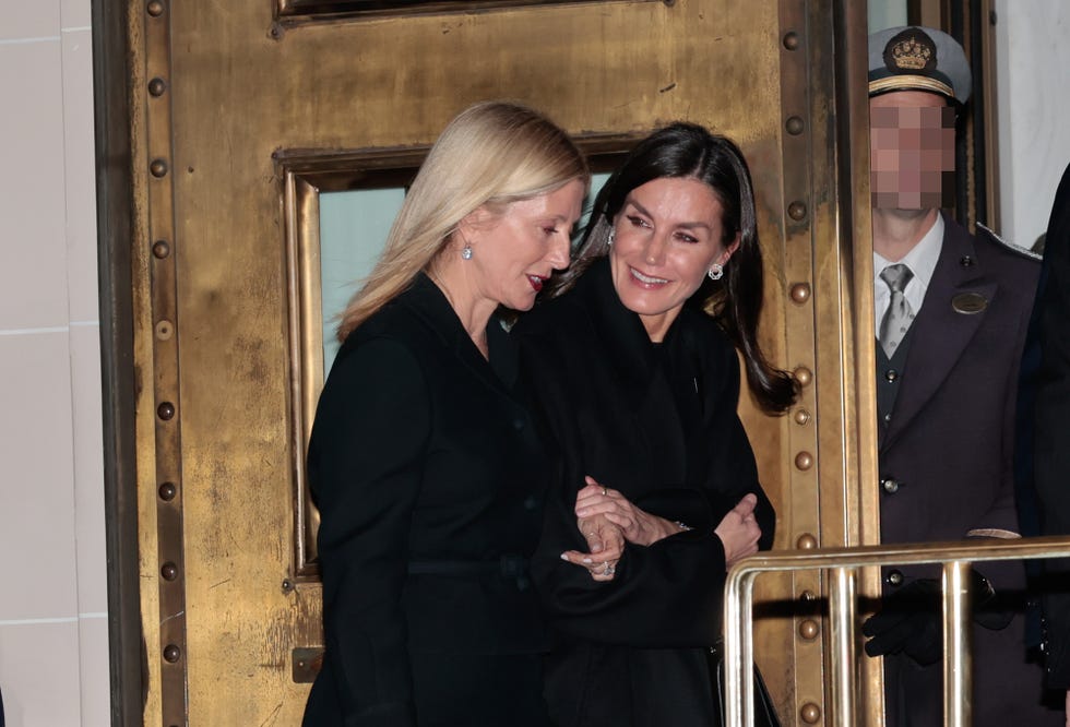 la reina letizia y marie chantal de grecia salen cogidas del brazo y muy sonrientes de la cena por el funeral de constantino de grecia