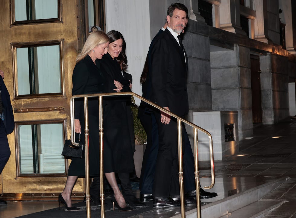la reina letizia y marie chantal de grecia salen cogidas del brazo y muy sonrientes de la cena por el funeral de constantino de grecia