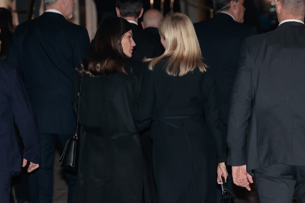 la reina letizia y marie chantal de grecia salen cogidas del brazo y muy sonrientes de la cena por el funeral de constantino de grecia