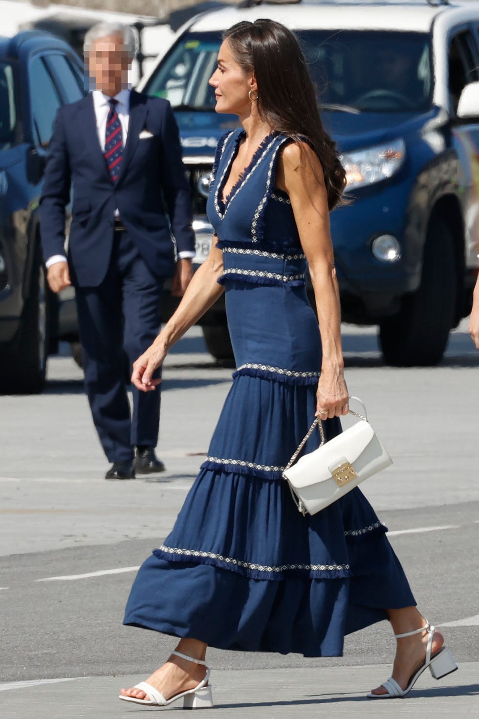 la reina letizia en la jura de bandera de leonor en marin, pontevedra, con vestido azul marino de vogana