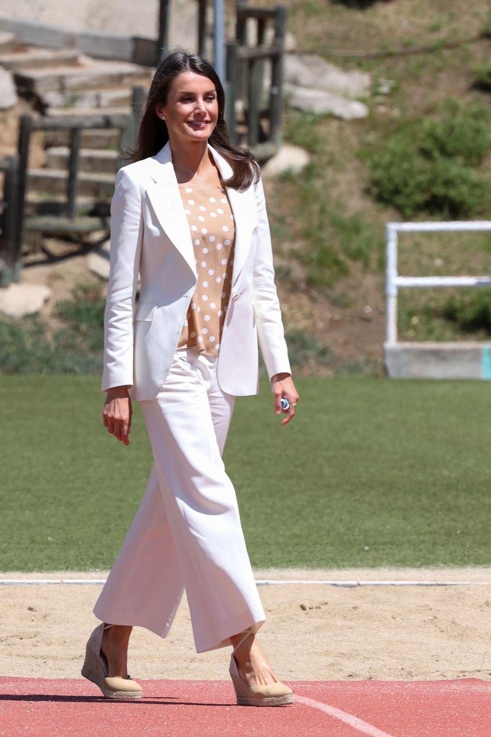 la reina letizia con pantalones culotte blancos de hm, blusa de lunares de mango y alpargatas de rose  mint