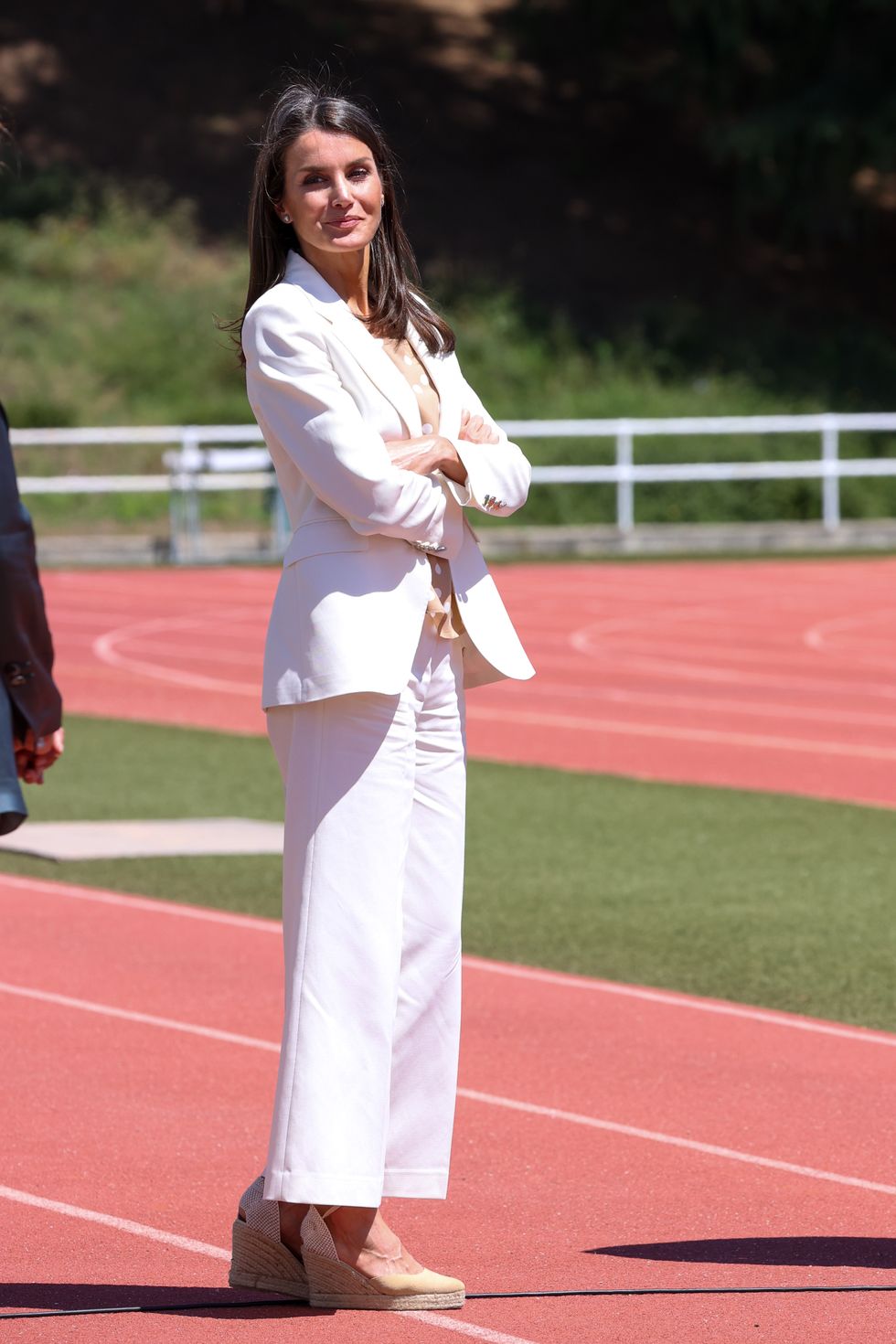 la reina letizia con pantalones culotte blancos de hm, blusa de lunares de mango y alpargatas de mint  rose