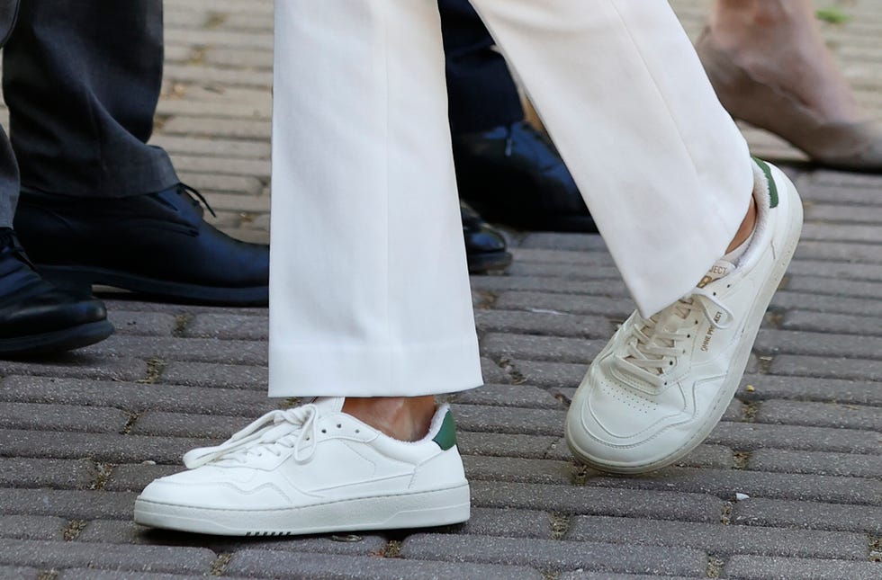 la reina letizia acude a una reunion con el patronato de la fundacion residencias de estudiantes con look en blanco y zapatillas de estreno