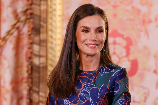 letizia recupera sus pendientes de esmeraldas