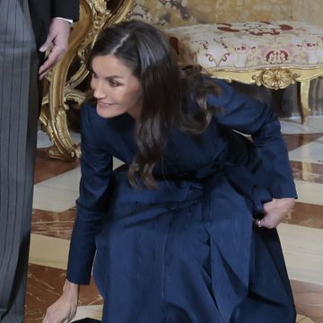 la reina letizia pierde una pulsera de zafiros y diamantes en la recepcion del cuerpo diplomatico