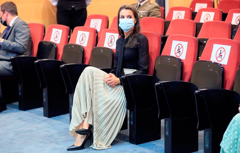 la reina letizia en los premios nacionales de la moda