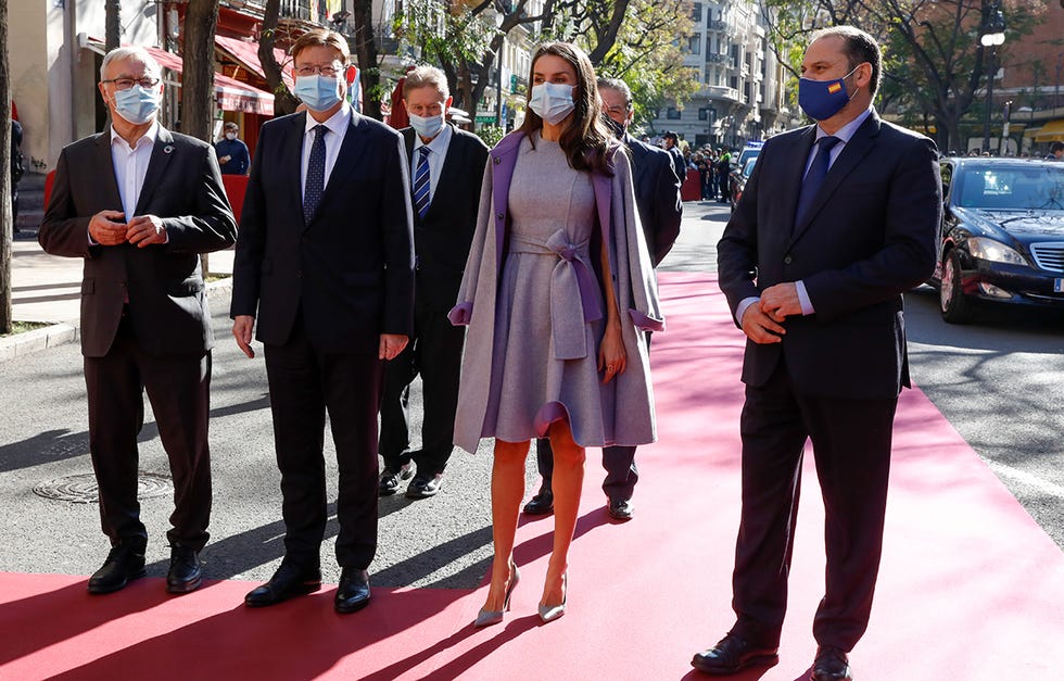 la reina letizia vive un momento 'tierra trágame' con su vestido de carolina herrera