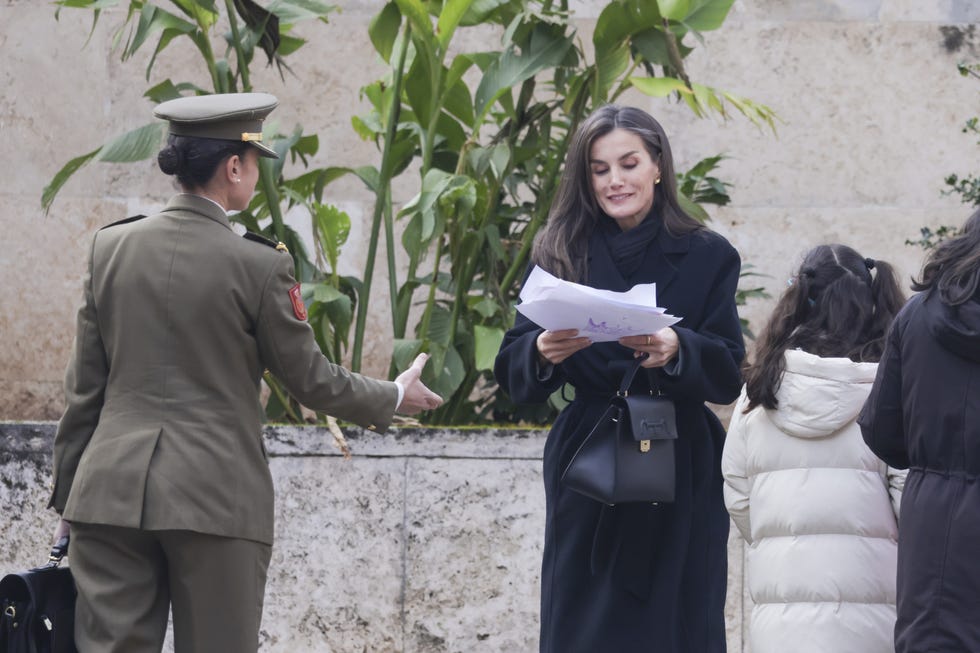 letizia recibe regalos en el monasterio de yuso