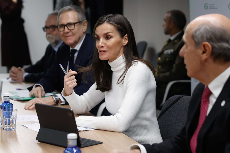 letizia, con chaleco gris