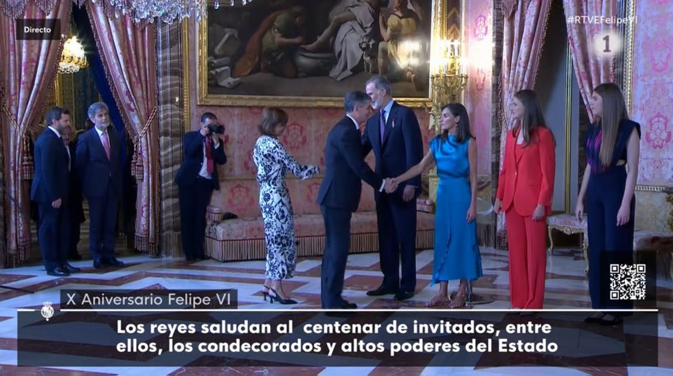 la familia real en el besamanos del palacio real