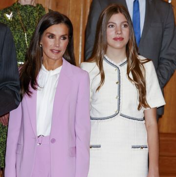 la reia y su hija pequeña en las audiencias previas a los premios princesa de asturias