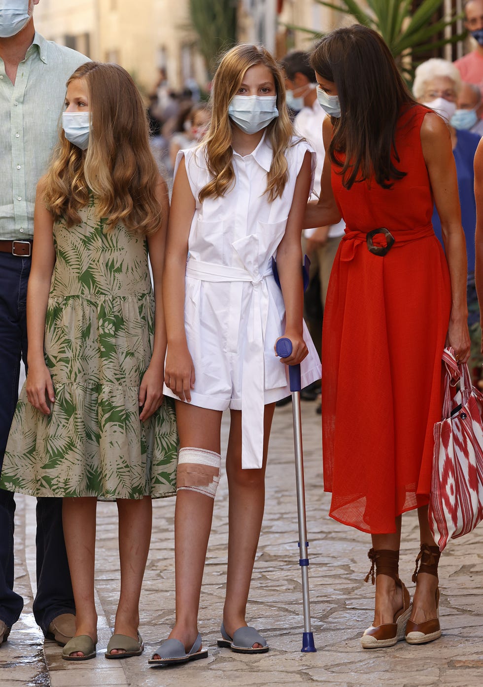 la reina letizia con leonor y sofía en petra, en mallorca