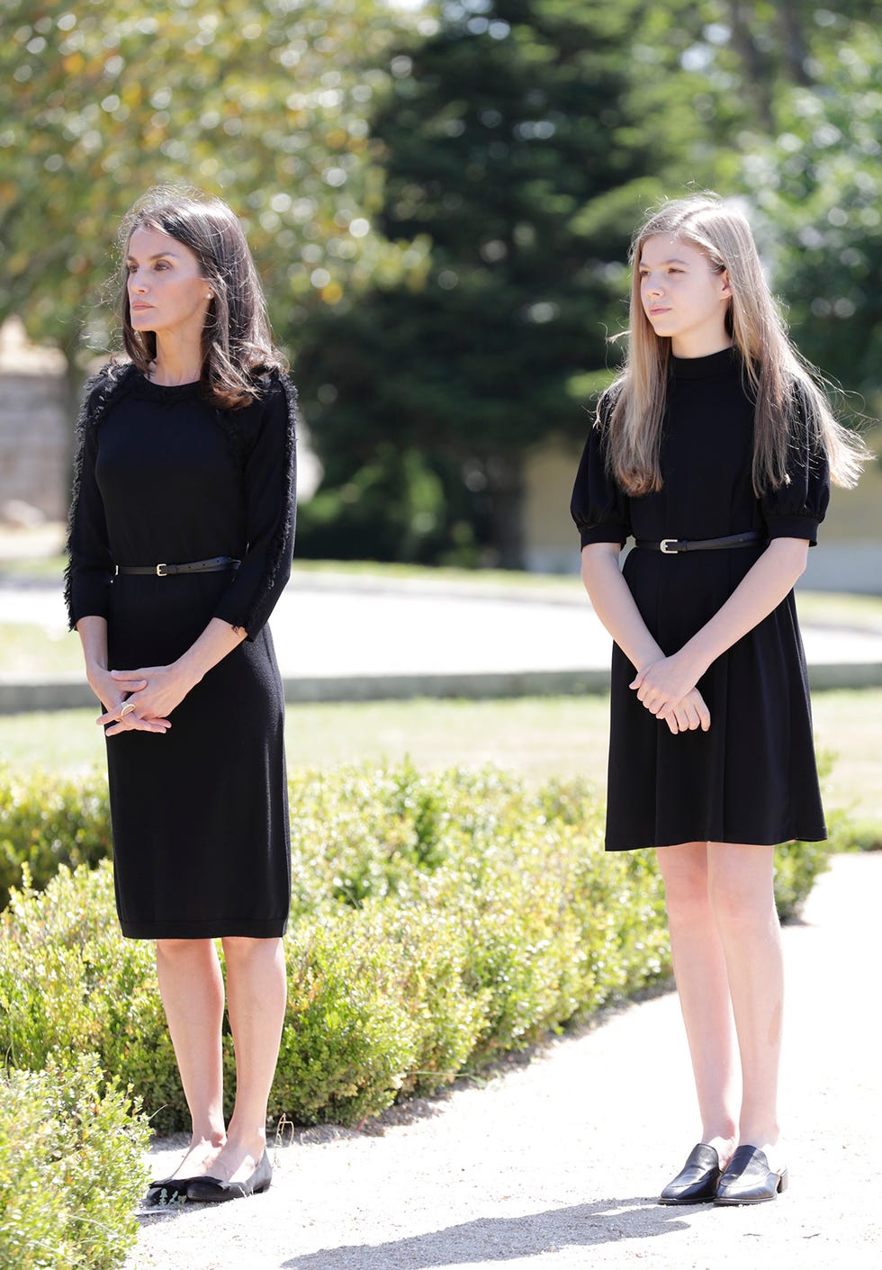 letizia y sofía con un look muy similar el acto de un minuto de silencio por las víctimas del coronavirus el 27 de mayo de 2020