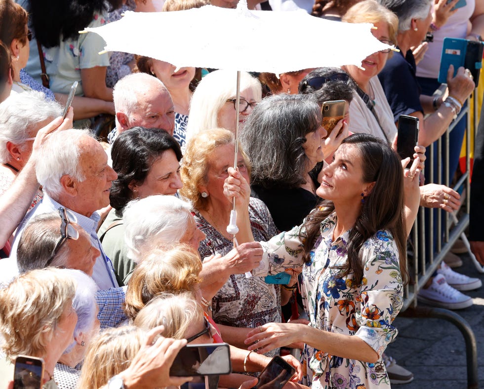la reina letizia con la gente de guadalupe