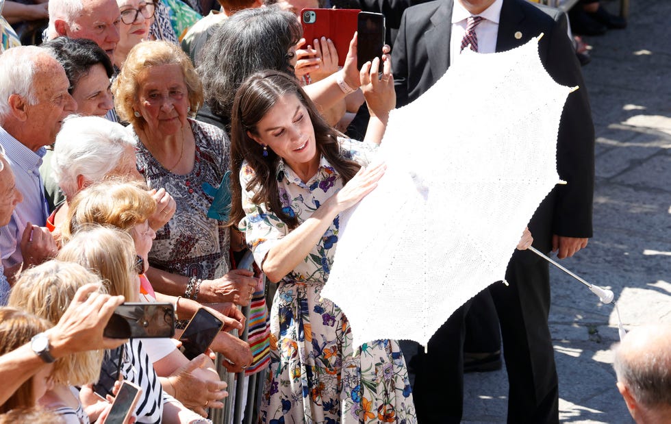 la reina letizia con la gente de guadalupe