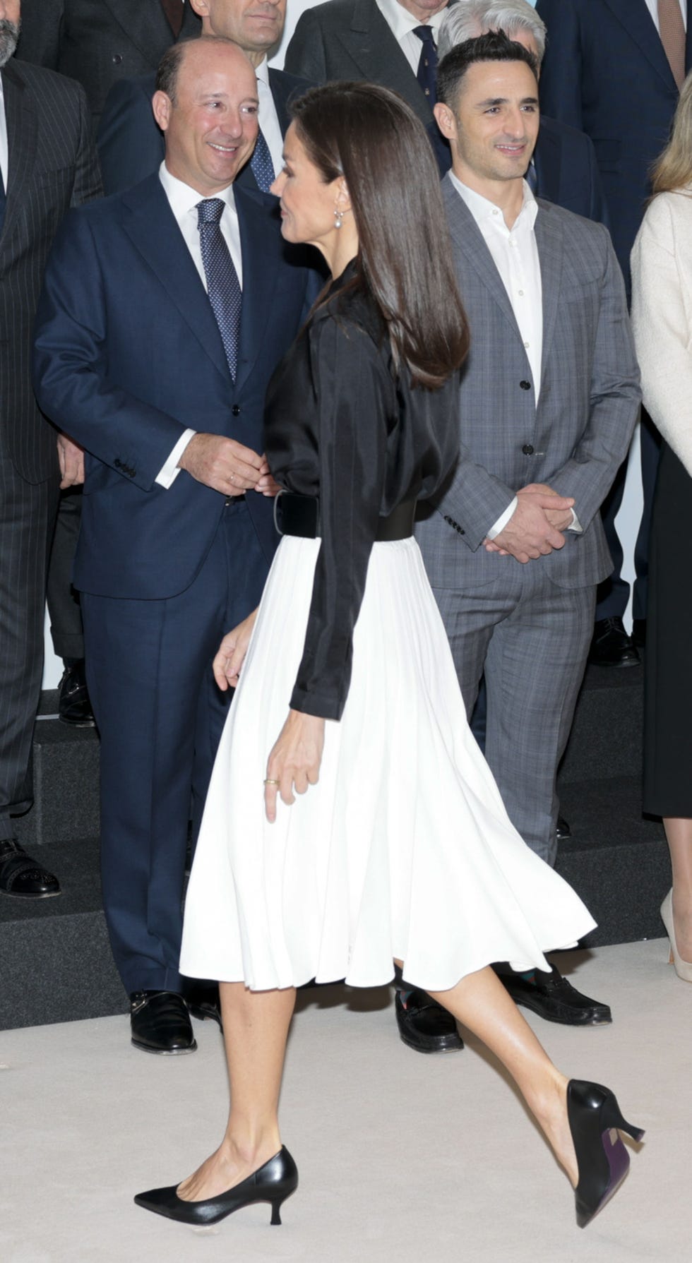 la esposa de felipe vi de blanco y negro en la reunion anual del patronato de fad juventud