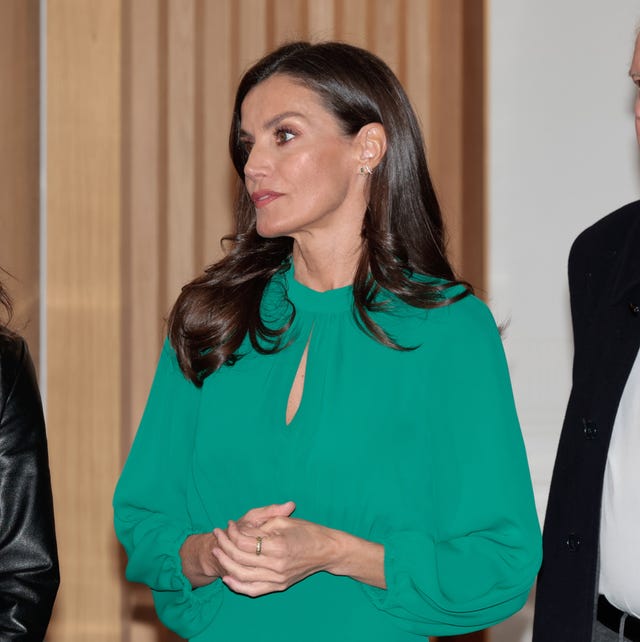 la reina letizia preside la presentacion del proyecto ciudad del espanol en salamanca con vestido verde