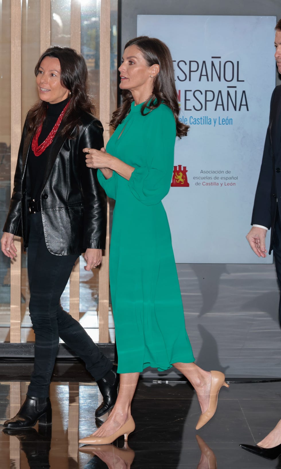 la reina letizia preside la presentacion del proyecto ciudad del espanol en salamanca con vestido verde