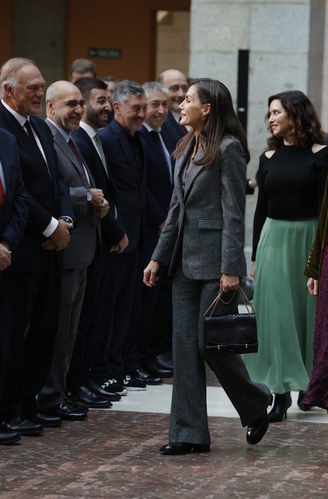 letizia con traje de chaqueta tres piezas