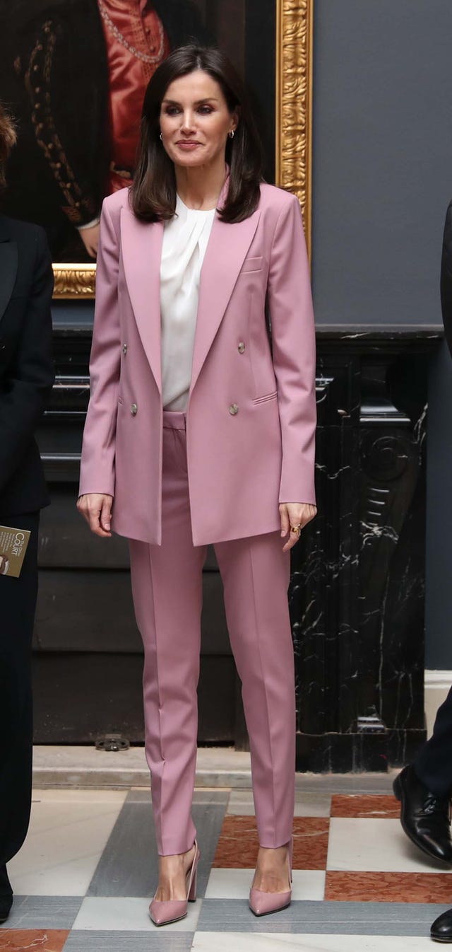Letizia exposición La otra corte con traje de chaqueta rosa