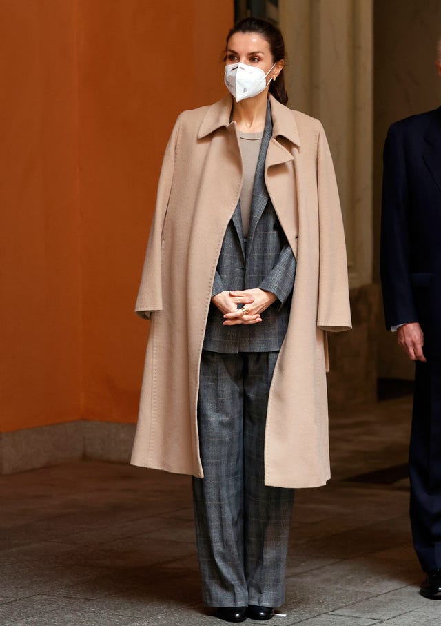 letizia recupera un traje de chaqueta de cuadros que estrenó en enero de 2020