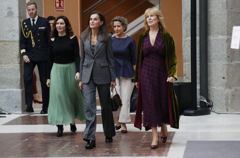 letizia con traje de chaqueta tres piezas
