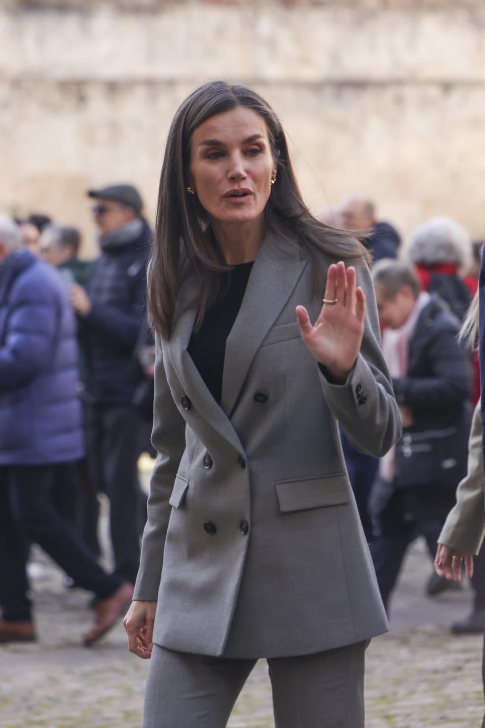 letizia recibe regalos en el monasterio de yuso