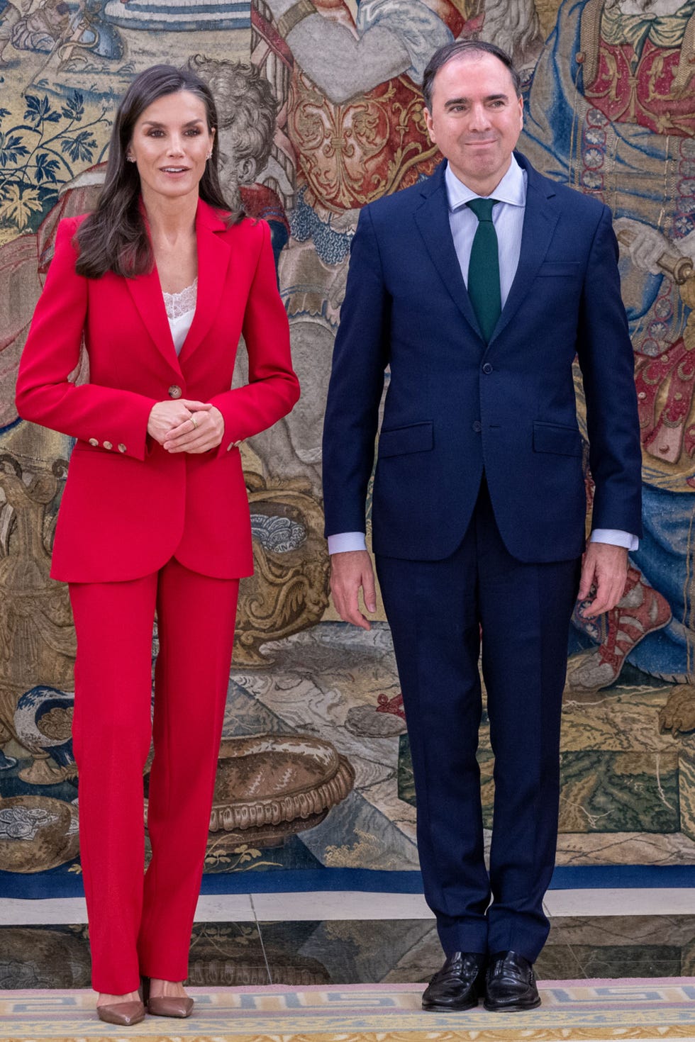la esposa de felipe vi con traje pantalón de estreno