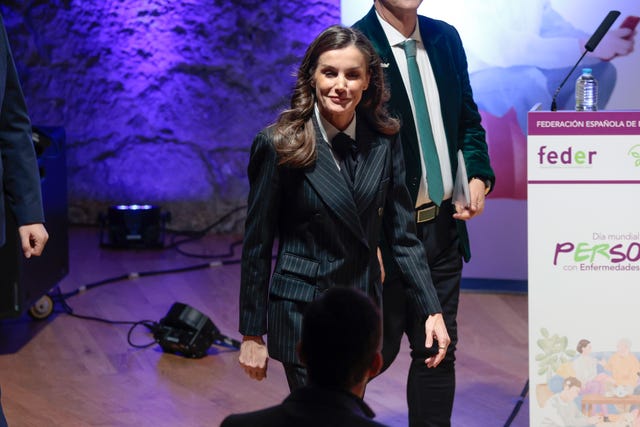 letizia con traje de rayas