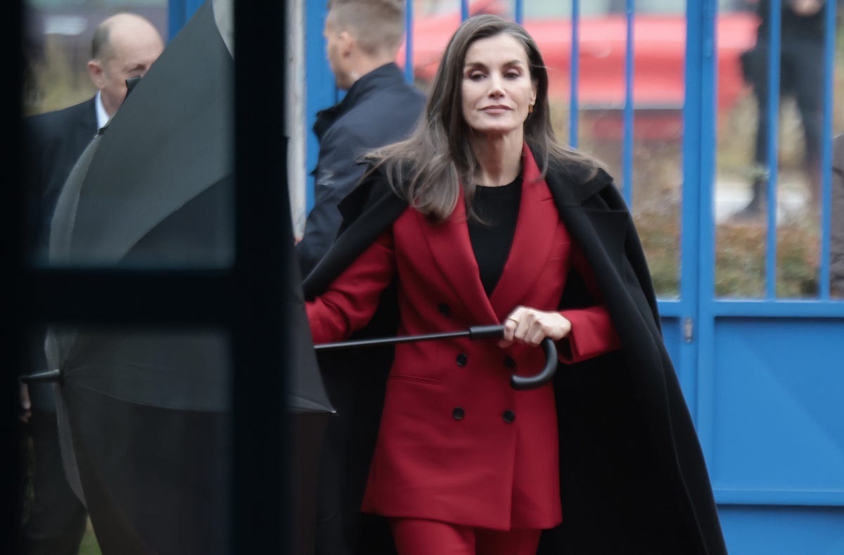 Letizia vuelve al cole con traje de chaqueta rojo y mocasines con hebilla