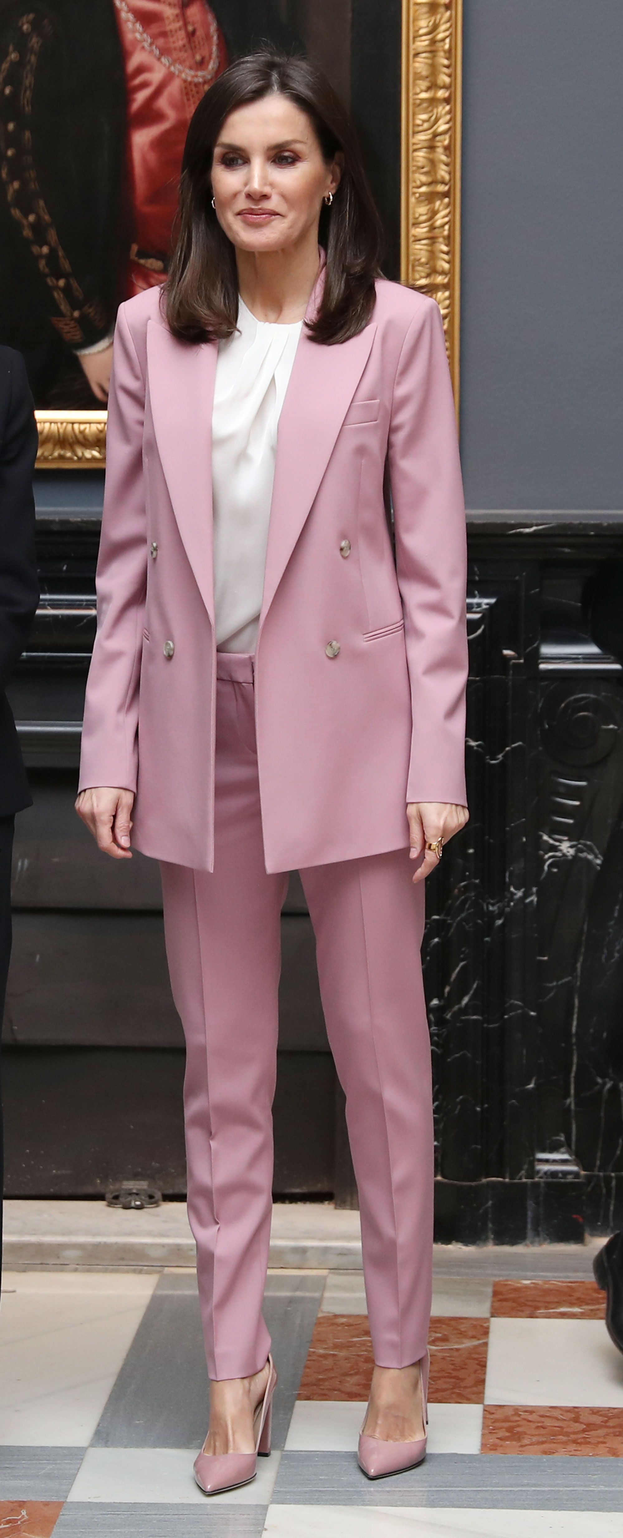 Letizia estrena un traje rosa en su ltimo look de 2019