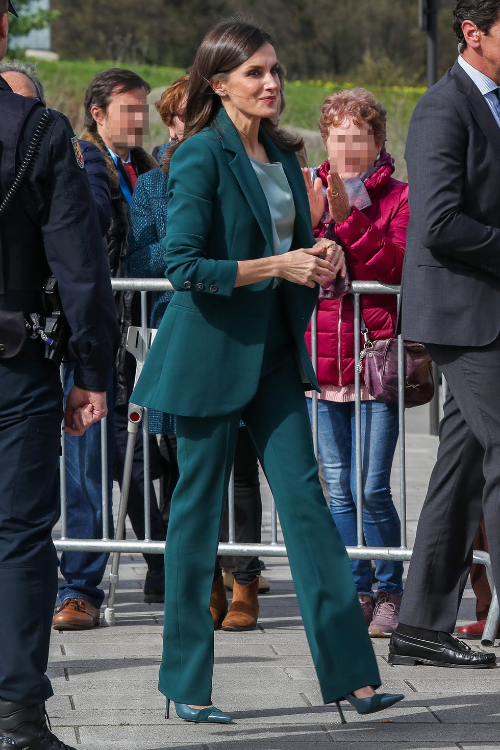 letizia, con traje verde durante la visita a los premios fundación princesa girona en la coruña