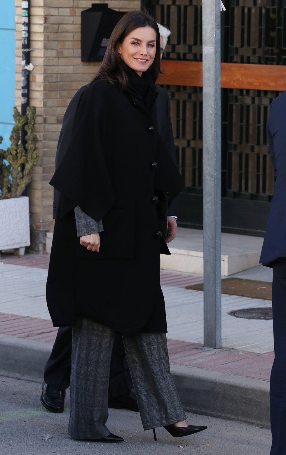 letizia con capa y traje de cuadros en su reunión con unicef