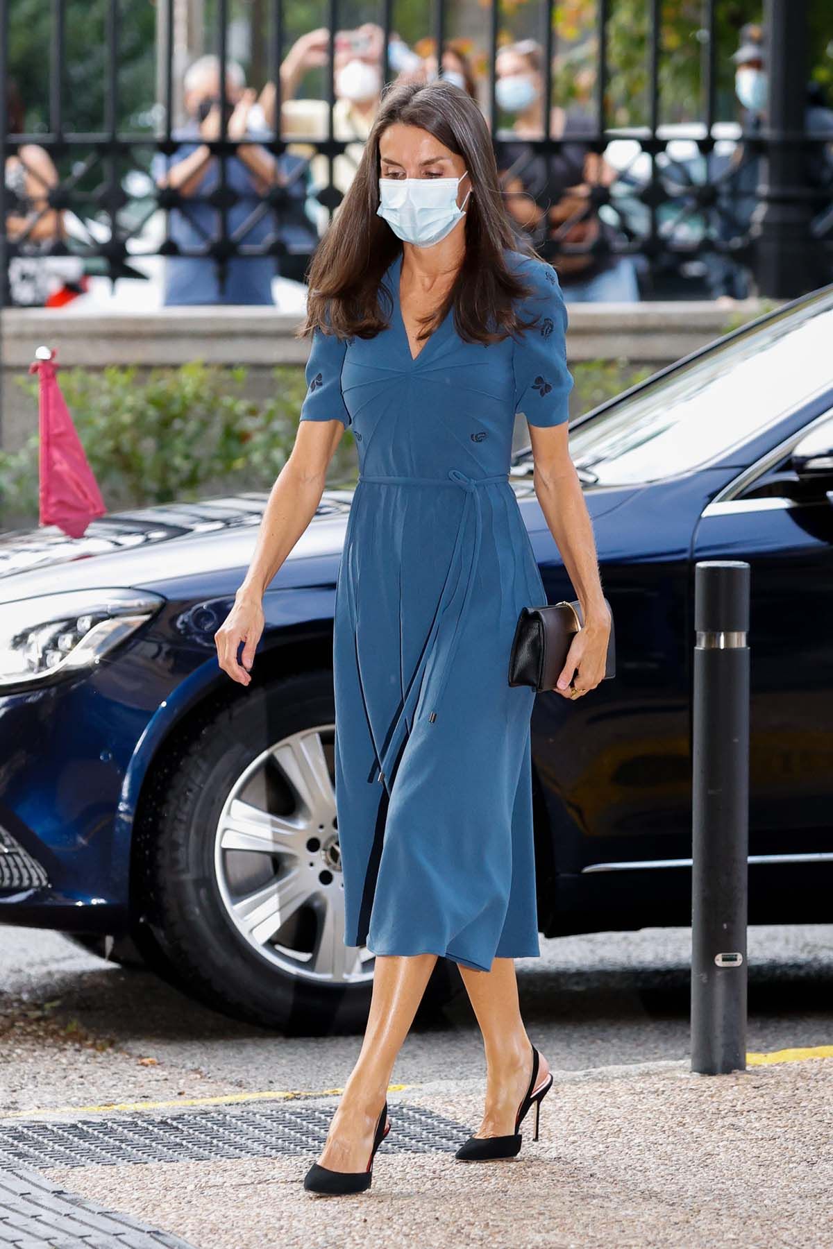 La Reina Letizia Apuesta, Nuevamente, Por Un Vestido Azul