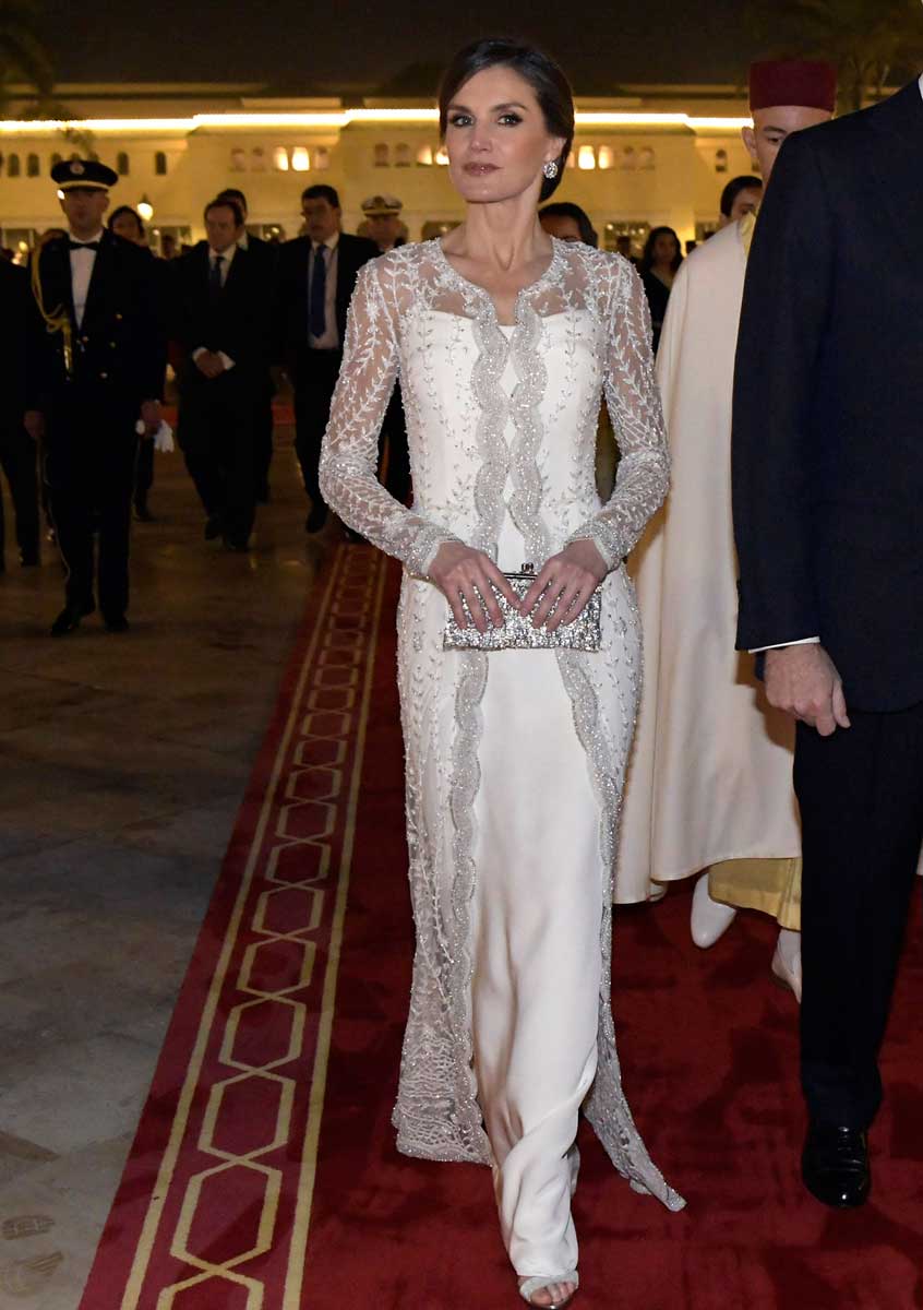 Letizia, espectacular con un vestido de Varela de inspiración nupcial