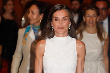la reina letizia con vestido blanco y cinturon negro en la clausura de la xvii convocatoria euros de tu nomina del banco santander