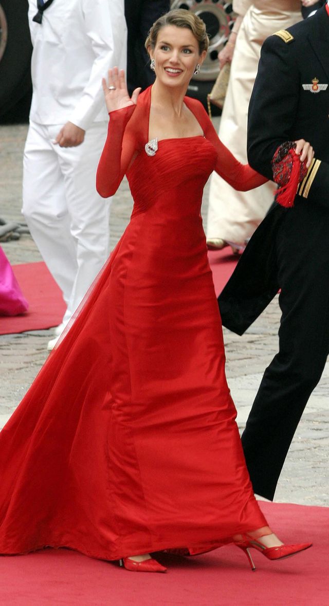 letizia con un espectacular vestido rojo de lorenzo caprile