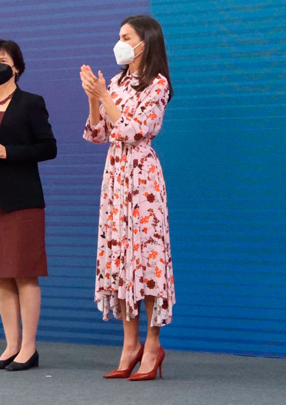 la reina recupera por cuarta vez, en año y medio, este vestido de flores de hugo boss
