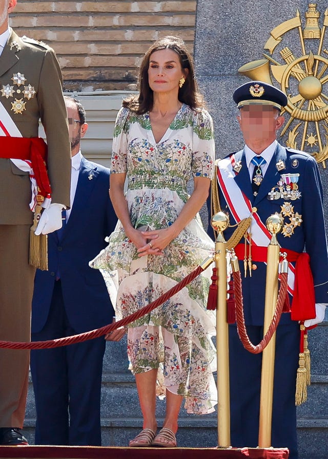 la reina letizia en el acto de entrega de reales despachos de empleo en la academia general militar en 2024