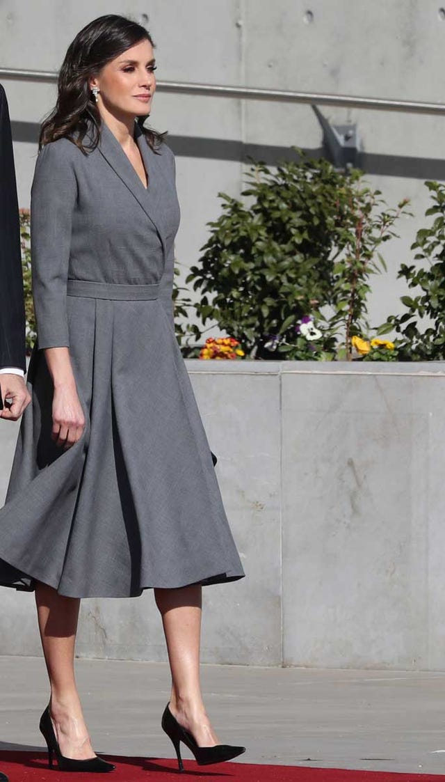 Letizia, con un vestido gris largo midi en Marruecos