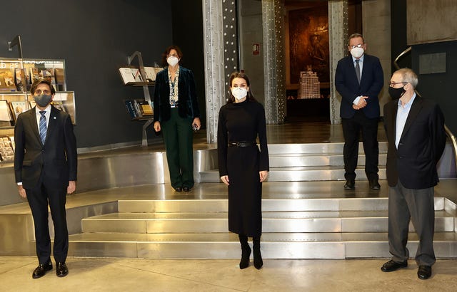 letizia retoma su agenda repitiendo look, con un vestido de cos