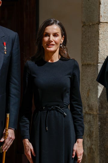 letizia con vestido negro en la entrega del premio cervantes