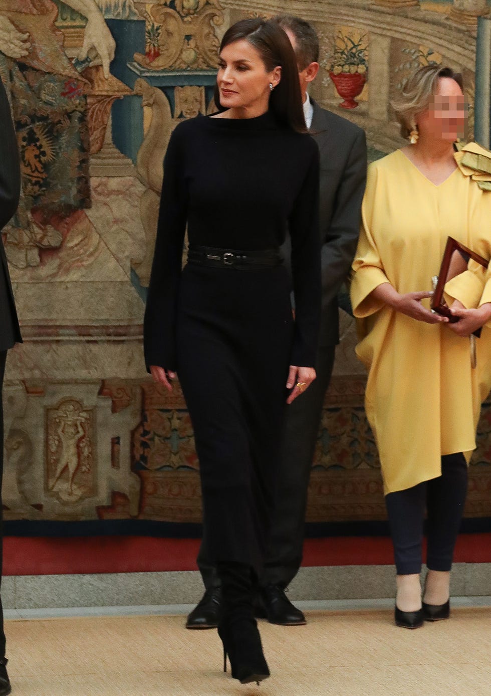 letizia, con vestido negro de punto y cuello asimétrico de la firma cos