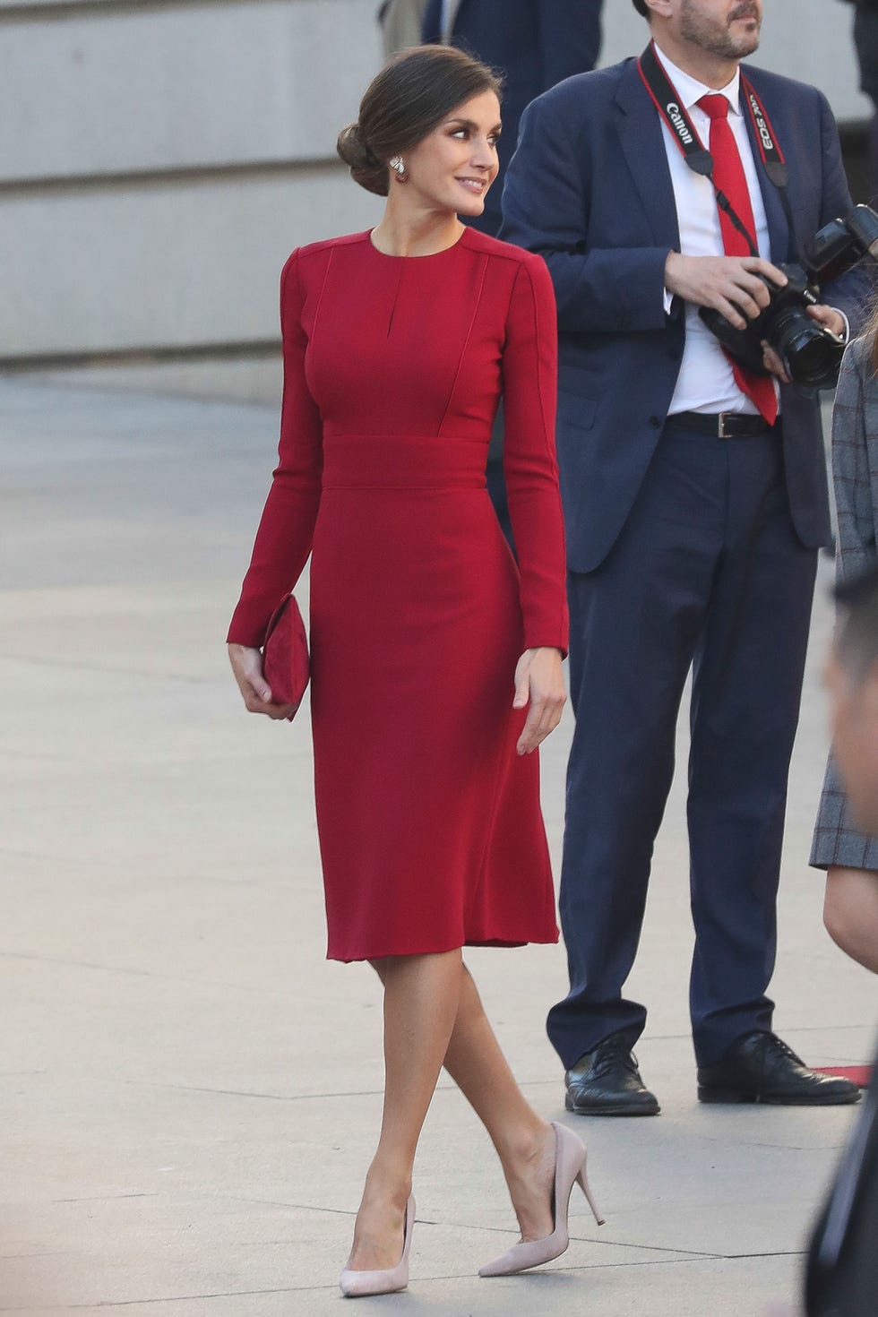 La Reina Letizia recicla un vestido rojo de Carolina Herrera para los actos del 40 aniversario de la Constitución Española.