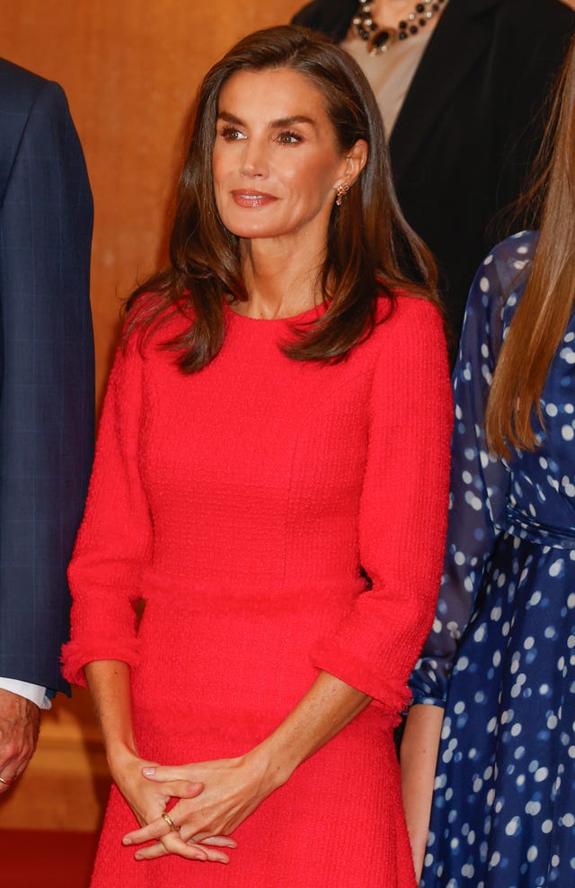 la reina letizia con vestido rojo de tweed en los premios fin de grado 2023 de la universidad de oviedo