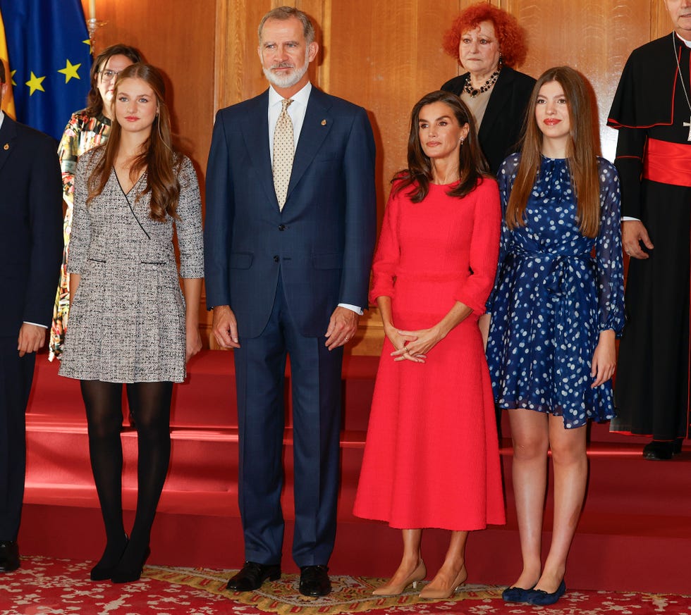 la reina letizia con vestido rojo de tweed en los premios fin de grado 2023 de la universidad de oviedo