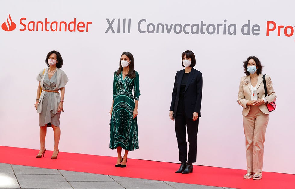 letizia recupera el vestido de sandro que 'comparte' con otras presentadoras